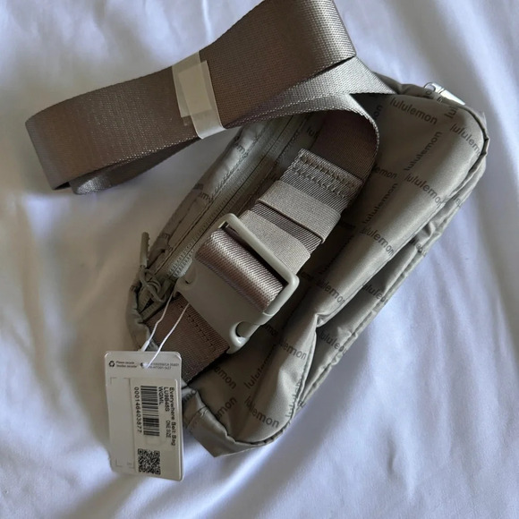 🆕🤍 Lululemon Everywhere Belt Bag - Wordmark Grid Raw Linen - Picture 4 of 8